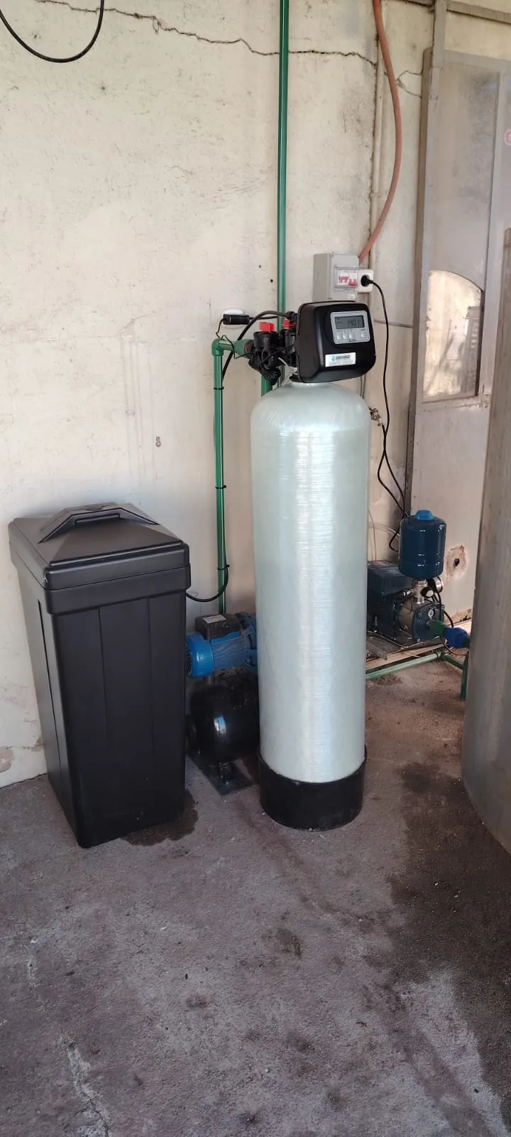 Ablandador de agua instalado junto al tanque de sal